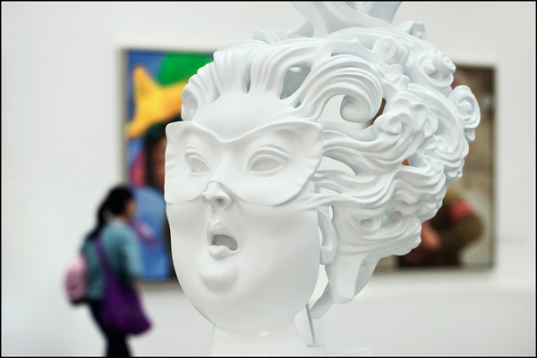 Beeld van gemaskerde vrouw met flamboyant kapsel Beeld van gemaskerde vrouw met flamboyant kapsel