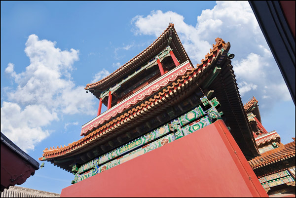 tempel met blauwe lucht en witte wolken