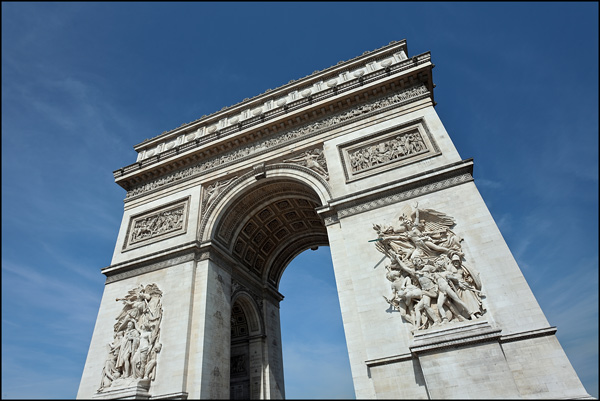 Arc de Triomphe met blauwe hemel
