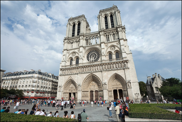 Notre Dame met toeristen