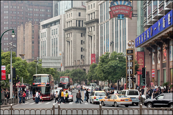 Drommen mensen in centrum van Shanghai