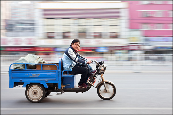 Twee jongens op blauwe freight bike