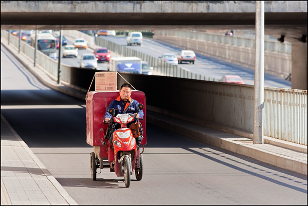 Freight bike rijdt onder de spoorbrug door Freight bike rijdt onder de spoorbrug door