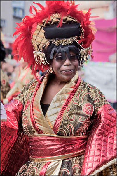  T-Parade 2011, dame met weelderige hoofdtooi