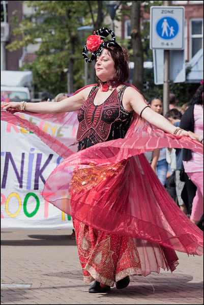 T-Parade 2011, dansende dame in het rood