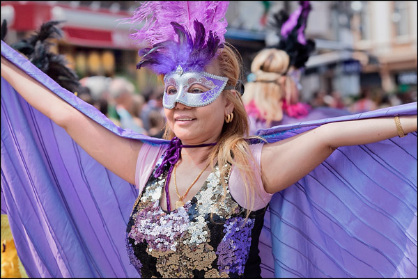 T-Parade 2011, gemaskerde dame in het paars