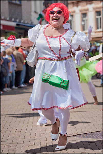 T-Parade 2011, swingende dame in het wit