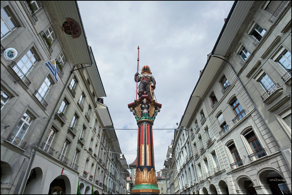 Bern, hoofdstraat met standbeeld