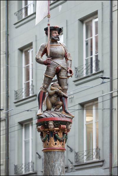 Bern, symbolisch standbeeld in oude stadskern