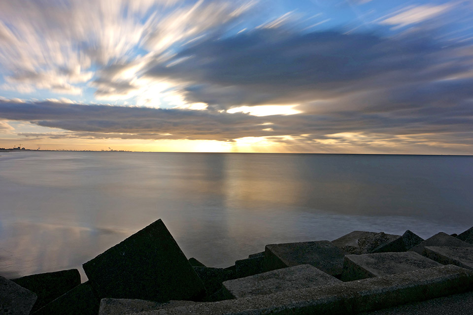 Zowel golven als wolken zijn flink 'uitgesmeerd' geraakt door de lange sluitertijd van 60 sec. bij ISO 100 en f/6.3.