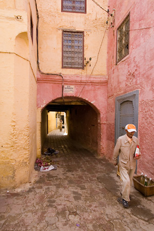 Oude man in de medina van Meknès Oude man in de medina van Meknès