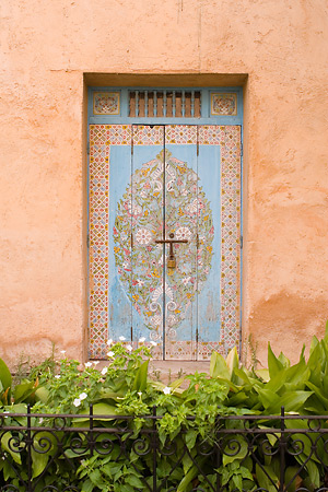 Een beschilderde deur in de Andalusische tuin