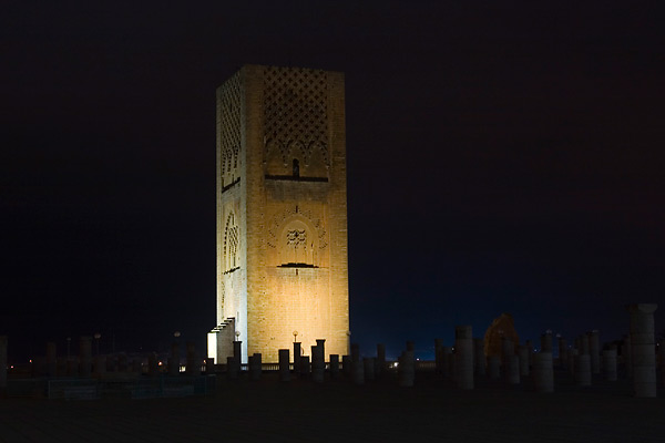 De toren van Hassan bij nacht