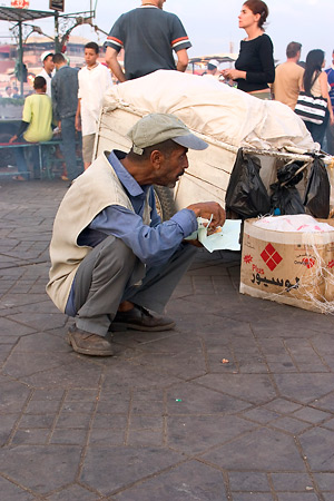 Etende man op Place Jemaa el Fna