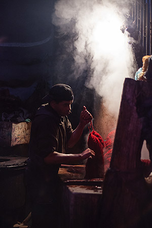 Wol verven is een typisch Marrakechiaanse handarbeid