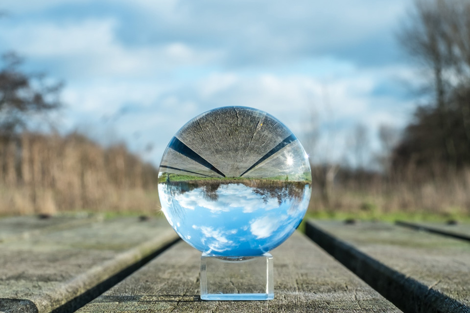 Glazen bol 01 op de picknicktafel